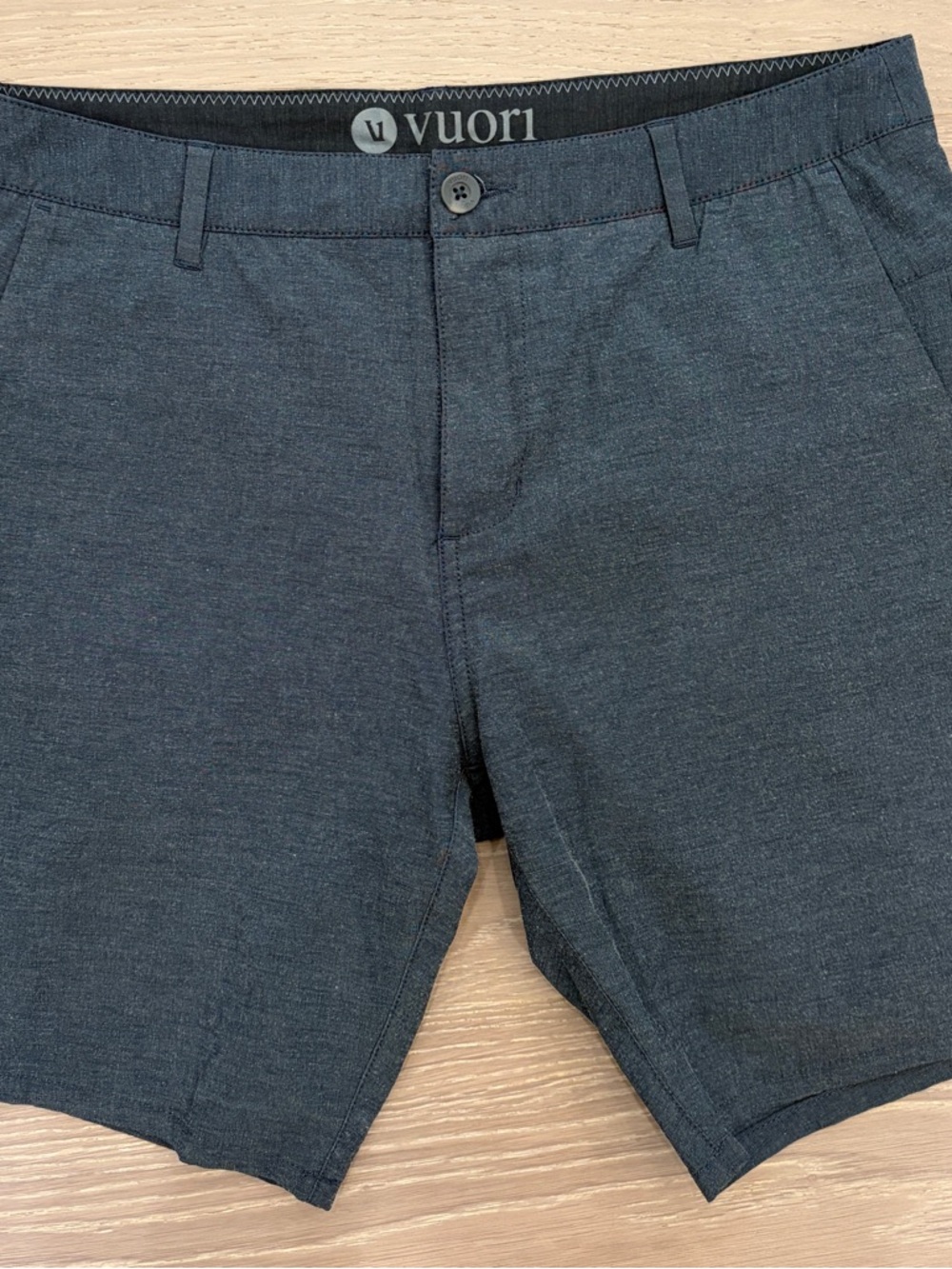Vuori Men's Heathered Charcoal Flat-Front Shorts